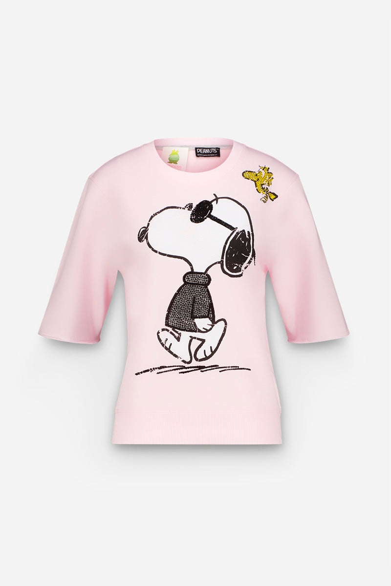 Auf dem hellrosa Kurzarm-Sweatpullover von Princess Goes Hollywood aus weichem Baumwollmix ist ein großer schwarz-weißer Snoopy-Aufdruck mit Sonnenbrille und Pullover zu sehen, darüber fliegt links oben Woodstock. Der Hintergrund ist einfarbig weiß.