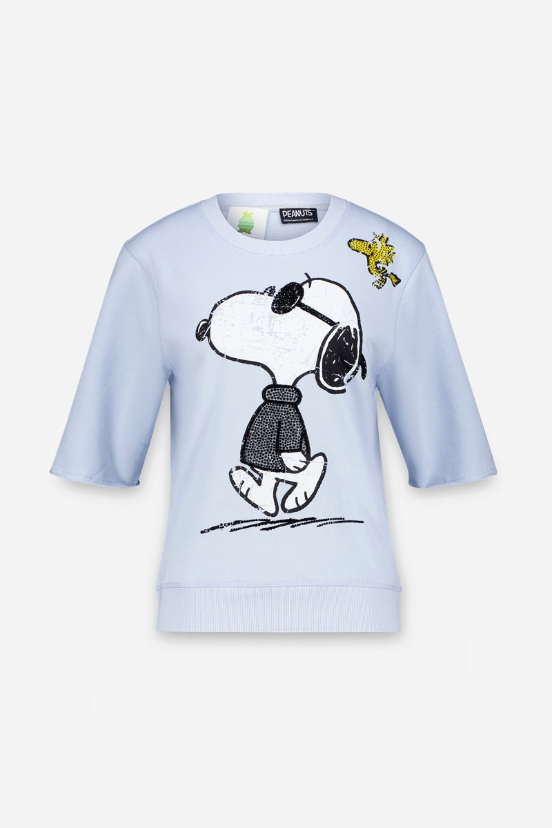 Dieser hellblaue Sweatpullover von Princess Goes Hollywood ist aus einer bequemen Baumwollmischung gefertigt und zeigt einen großen schwarz-weißen Snoopy-Aufdruck - Snoopy mit Sonnenbrille und Pullover, darüber fliegt Woodstock auf einem schlichten weißen Hintergrund.