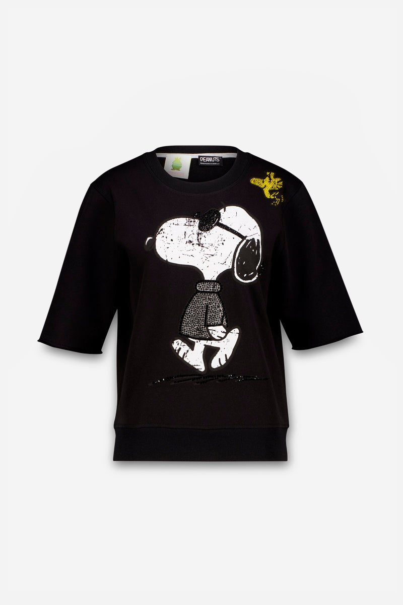 Der schwarze Snoopy-Print-Sweatpullover von Princess Goes Hollywood aus einer Baumwollmischung zeigt Snoopy, der mit Woodstock über seinem Kopf spazieren geht. Auf der rechten oberen Schulter befindet sich eine weiß-gelbe Grafik im Vintage-Look.