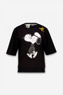 Der schwarze Snoopy-Print-Sweatpullover von Princess Goes Hollywood aus einer Baumwollmischung zeigt Snoopy, der mit Woodstock über seinem Kopf spazieren geht. Auf der rechten oberen Schulter befindet sich eine weiß-gelbe Grafik im Vintage-Look.