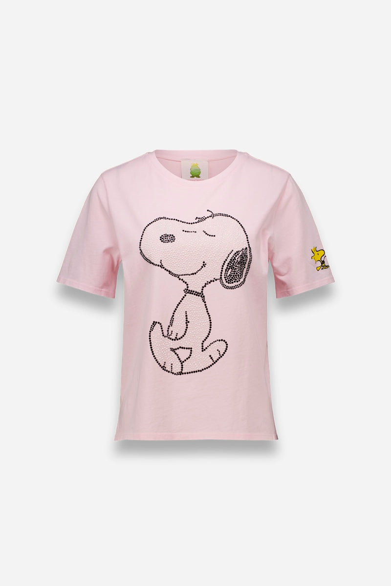 Das hellrosa Snoopy-T-Shirt von Princess Goes Hollywood zeigt eine schwarz umrandete Snoopy-Grafik auf der Vorderseite, ein kleines Woodstock-Detail auf dem linken Ärmel und bietet eine lockere Passform mit kurzen Ärmeln für lässigen Komfort.