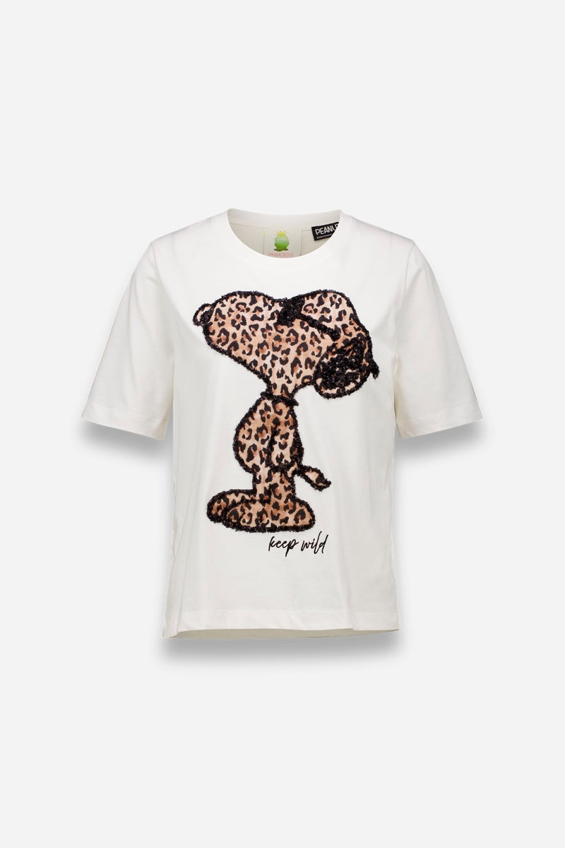 Ein weißes Princess Goes Hollywood Snoopy T-Shirt aus Baumwolle mit großem Snoopy-Leoprint und "keep wild"-Schriftzug in Kursiv, präsentiert vor hellem, schlichtem Hintergrund.