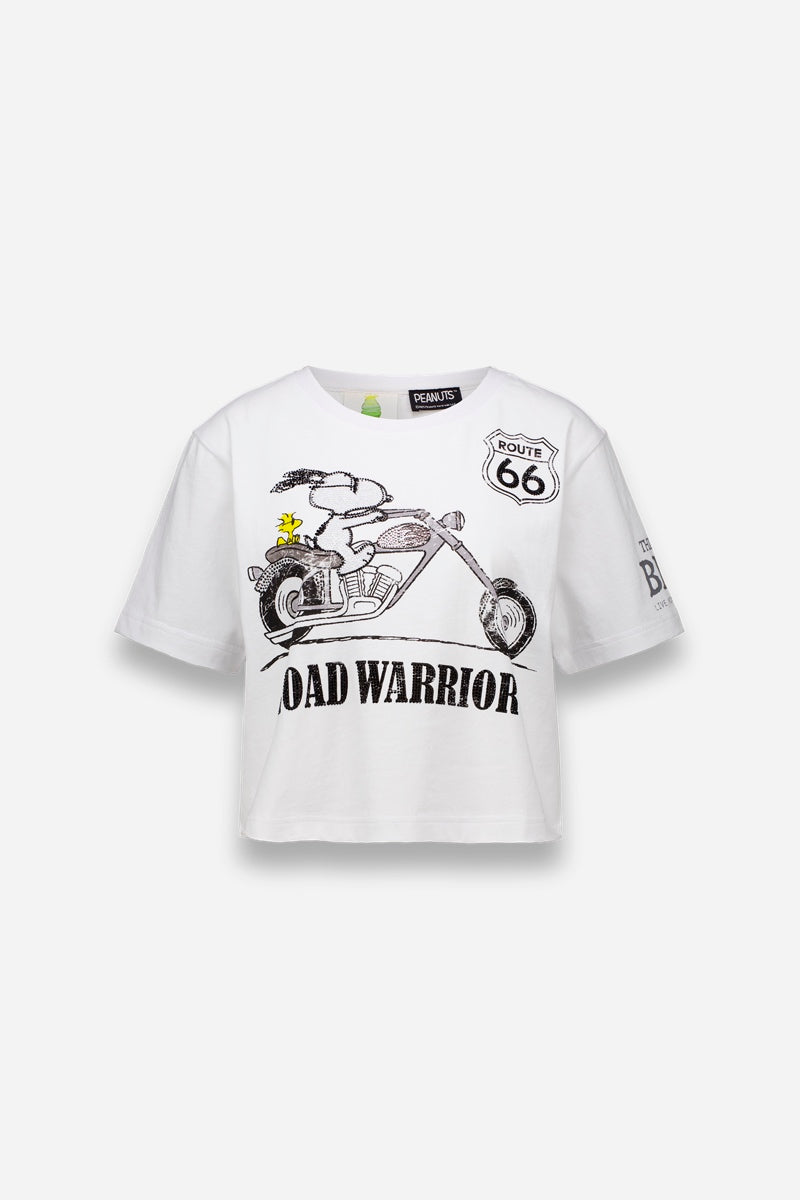 Princess Goes Hollywood weißes T-Shirt in Übergröße mit schwarzer Motorradskizze, gelber Blume, ROUTE 66-Schild und ROAD WARRIOR-Text auf der Vorderseite. Auf dem linken Ärmel steht THE BUS. Mit Rundhalsausschnitt und lockerer Passform.