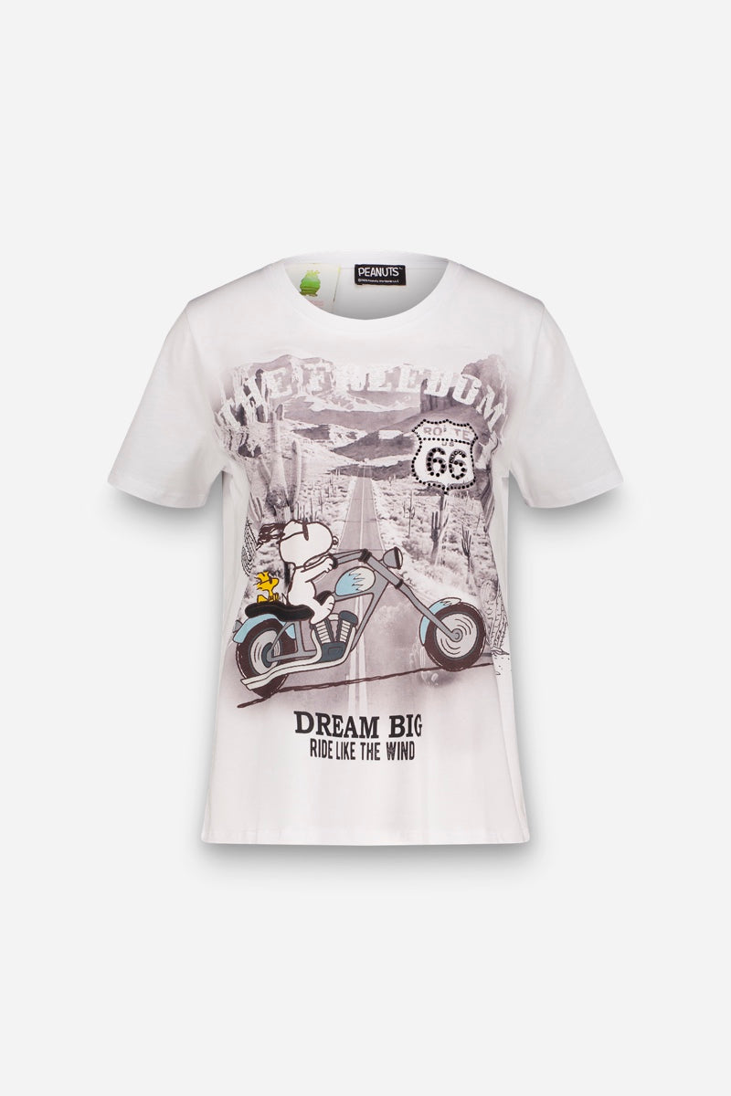 Ein weißes Princess Goes Hollywood Snoopy-Print Baumwolle T-Shirt zeigt Snoopy und Woodstock auf einem Motorrad auf der Route 66 in der Wüste mit dem Text "Dream Big Ride Like The Wind".