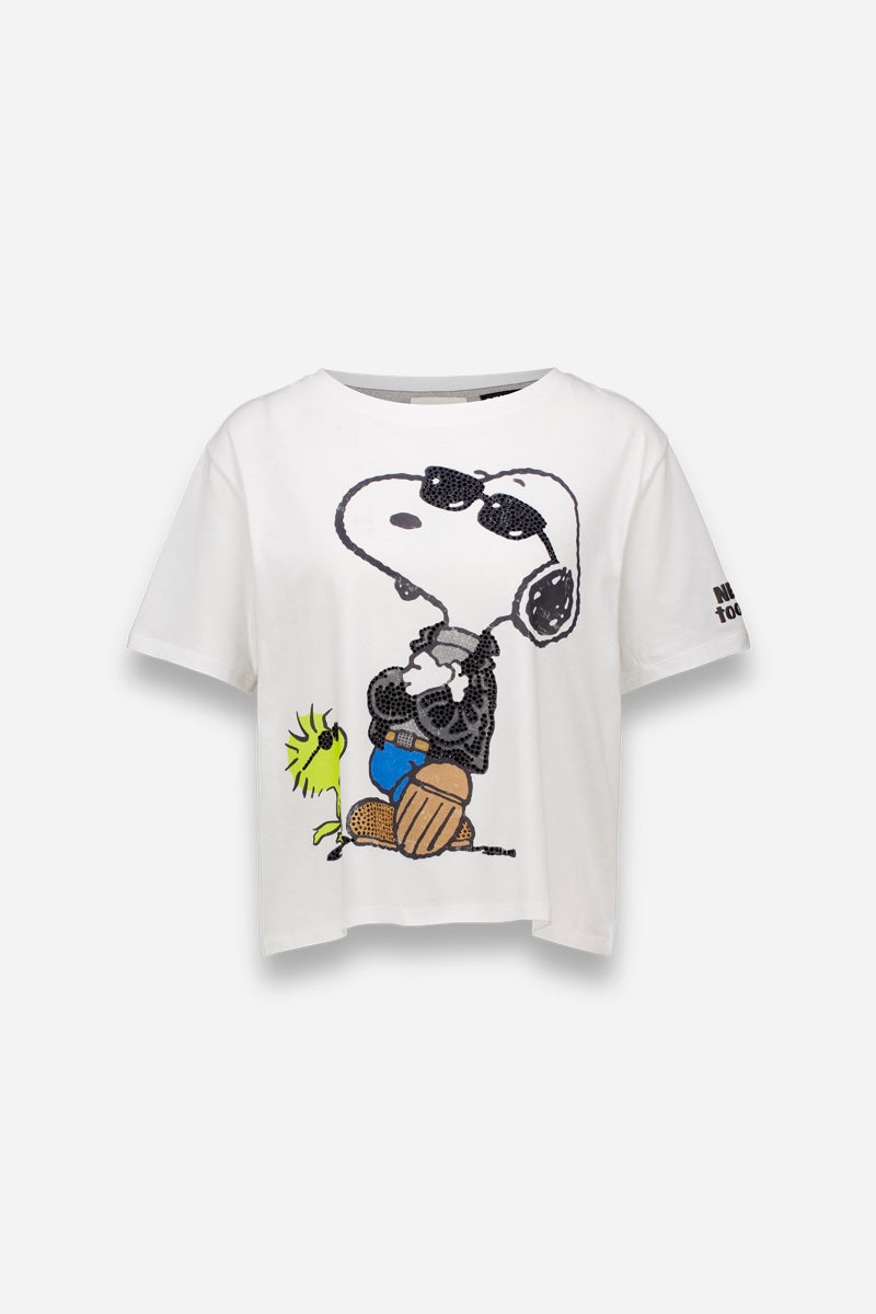 Weißes T-Shirt aus Baumwolle mit Princess Goes Hollywood Snoopy-Aufdruck, kurze Ärmel, kastenförmige Passform, mit einem großen Snoopy mit Pailletten, der eine Sonnenbrille und Kopfhörer trägt und Woodstock hält, sowie Strassstein-Details; schwarzer Text auf dem linken Ärmel.