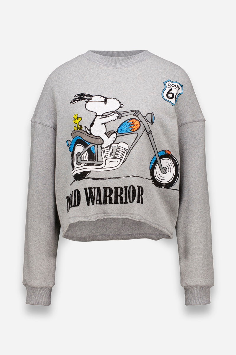 Dieser graue Sweatpullover in Übergröße von Princess Goes Hollywood zeigt Snoopy und Woodstock auf einem Motorrad, darunter den Text "ROAD WARRIOR" und einen Route 6-Brustaufnäher. Er hat eine lockere, leicht taillierte Passform.