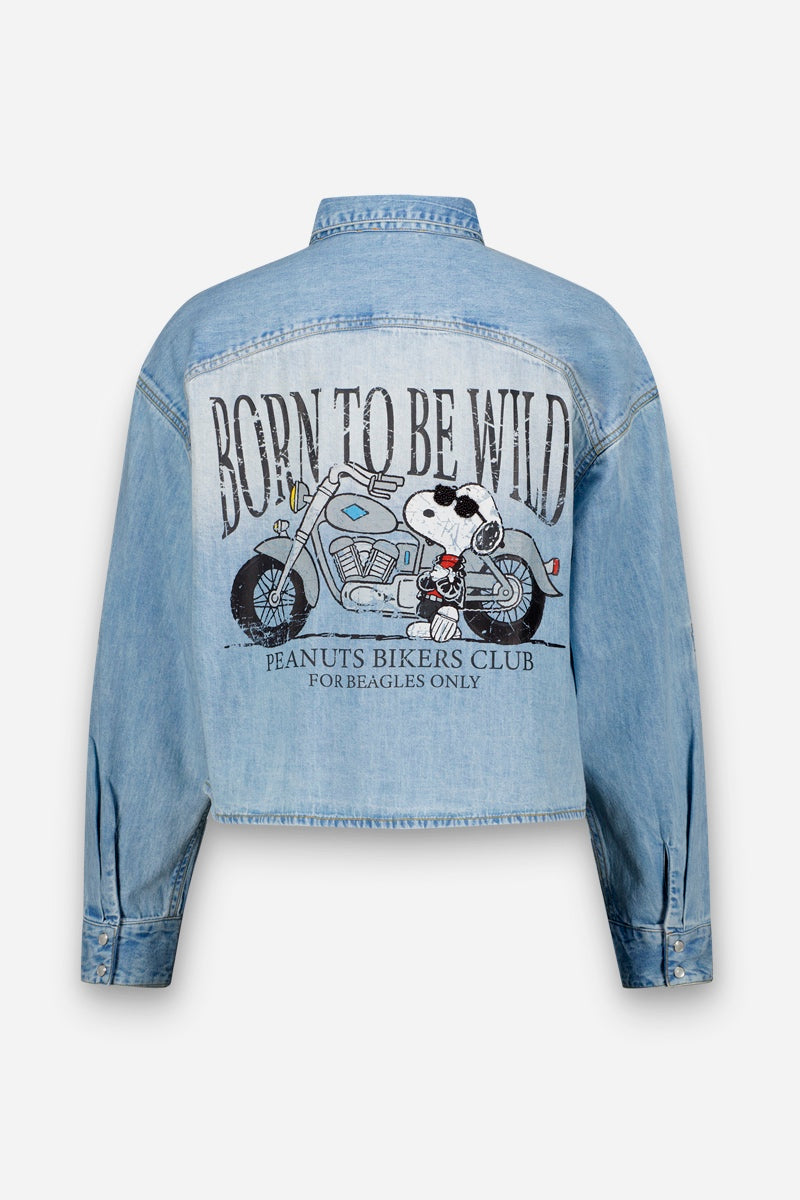 Ein hellblaues Jeanshemd von Princess Goes Hollywood mit einem großen Peanuts-Aufdruck auf dem Rücken, der Snoopy auf einem Motorrad zeigt. Darüber steht "BORN TO BE WILD" und darunter "PEANUTS BIKERS CLUB - FOR BEAGLES ONLY".