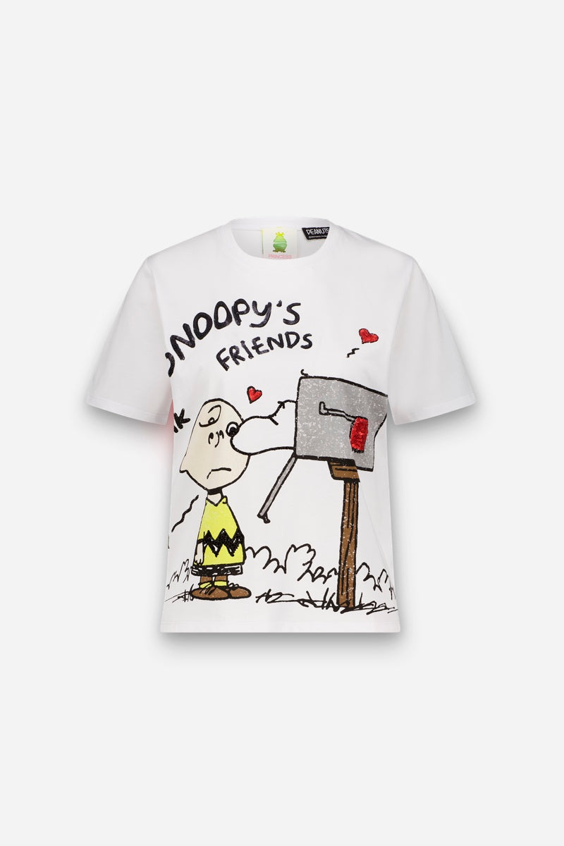 Limitierte Auflage Princess Goes Hollywood Snoopy T-Shirt: Weißes Baumwoll-T-Shirt mit Charlie Brown an einem Briefkasten, der einen Brief erhält. Darüber sind "SNOOPYS FRIENDS" und zwei rote Herzen aufgedruckt.