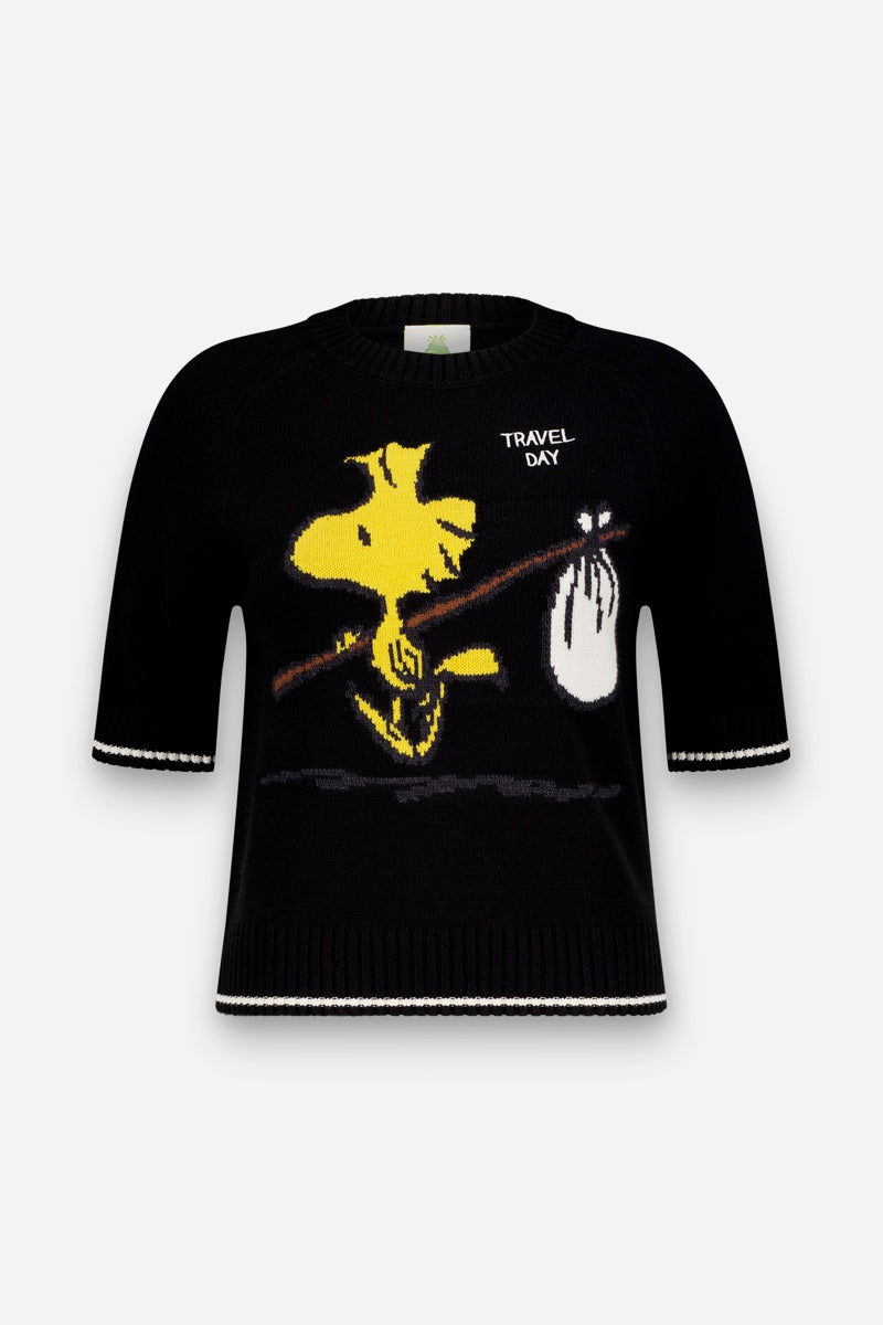 Dieser Strickpullover „Princess Goes Hollywood“ in limitierter Auflage besticht durch ein Woodstock-Intarsia-Muster mit der Aufschrift „TRAVEL DAY“ in weißer Schrift. Der schwarze Strickpullover hat kurze Ärmel und weiße Paspeln an den Ärmeln und am Saum.