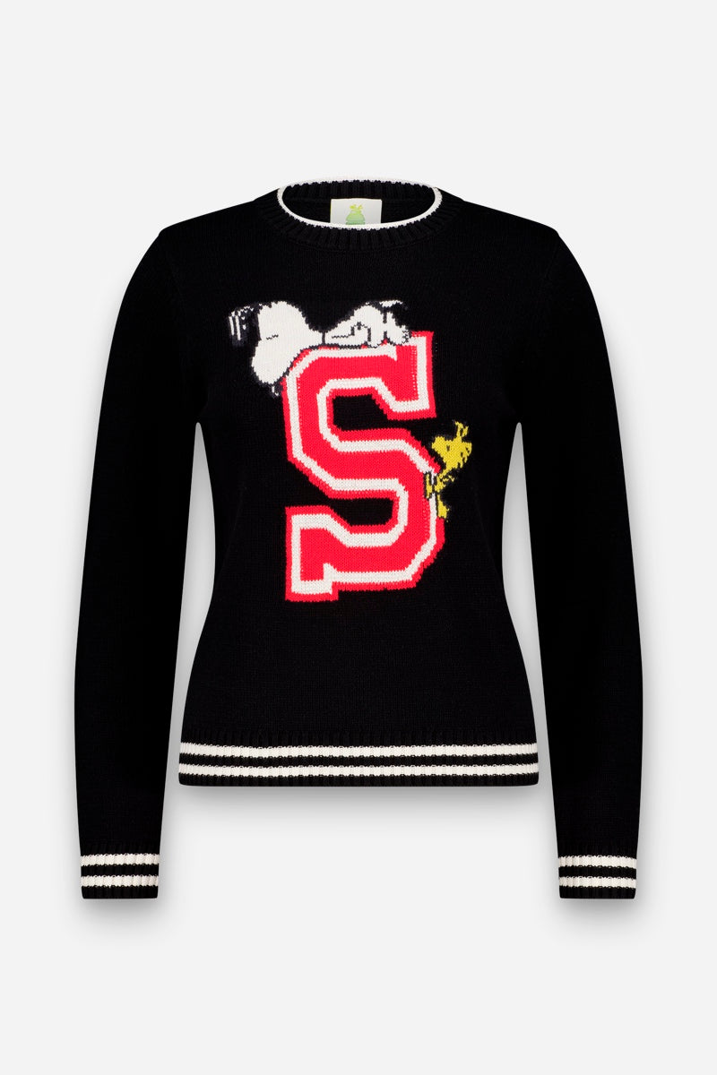 Dieser Strickpullover in limitierter Auflage von Princess Goes Hollywood hat schwarze lange Ärmel, weiß gestreifte Bündchen und einen weiß gestreiften Saum sowie Snoopy und Woodstock aus „Peanuts“, die auf einem leuchtend roten „S“ auf der Vorderseite sitzen.