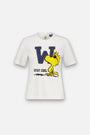 Das weiße Baumwoll-T-Shirt aus der limitierten Auflage von „Princess Goes Hollywood“ besticht durch ein auffälliges „W“ in Marineblau und Gelb, einen Cartoon-Vogel im Woodstock-Stil sowie den Schriftzug „STAY COOL“ in Schwarz – alles vor einem klassischen, schlichten weißen Hintergrund.