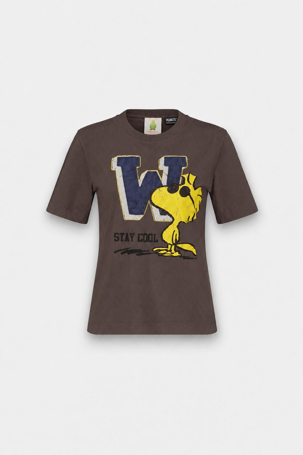 Dieses braune Baumwoll-T-Shirt in limitierter Auflage mit dem „Princess Goes Hollywood“-Woodstock-Print zeigt ein großes, im Used-Look gestaltetes blau-gelbes „W“-Motiv mit Woodstock aus den „Peanuts“ sowie den verblassten Schriftzug „STAY COOL“. Dargestellt auf einem schlichten weißen Hintergrund.