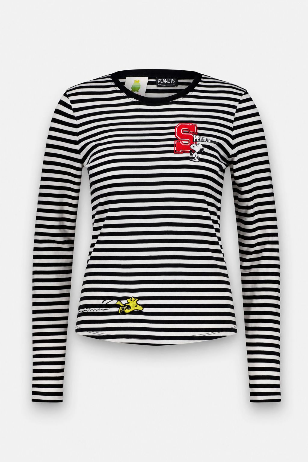Ein gestreiftes Langarmshirt von Princess Goes Hollywood in Schwarz-Weiß mit rotem „Varsity-S“, Snoopy-Stickerei, „Peanuts“-Schriftzug auf der Brust und Woodstock am Saum. Präsentiert auf weißem Hintergrund. Limitierte Auflage.