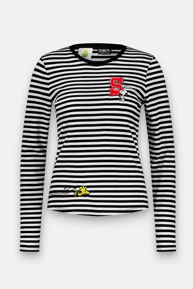 Langarmshirt in limitierter Auflage von Princess Goes Hollywood: schwarz-weiß gestreift mit rotem „S“ und Snoopy-Stickerei, links auf der Brust „PEANUTS“, kleiner Woodstock-Aufdruck am Saum. Flach auf weißem Hintergrund präsentiert.