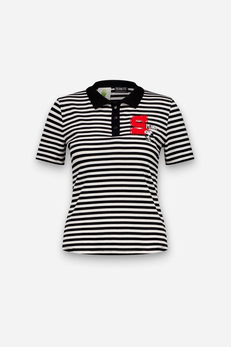 Ein gestreiftes Kurzarm-T-Shirt in limitierter Auflage von Princess Goes Hollywood mit schwarzem Kragen, Knöpfen, großem rotem S-Aufnäher und einer Snoopy-Stickerei mit der Aufschrift „PEANUTS“ auf der linken Brustseite. Abgebildet auf einem schlichten weißen Hintergrund.