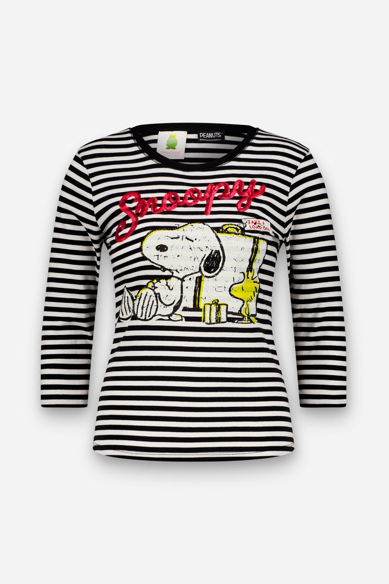Dieses gestreifte Langarmshirt „Princess Goes Hollywood“ besticht durch markante schwarz-weiße Streifen, eine große Snoopy- und Woodstock-Grafik aus der Serie „Peanuts“ auf der Vorderseite, den Schriftzug „Snoopy“ in roter Schreibschrift darüber sowie einen Rundhalsausschnitt.