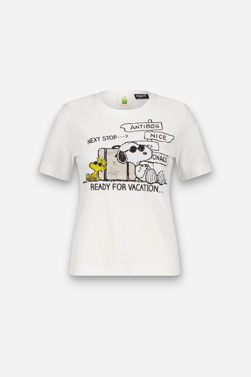 Dieses Snoopy-T-Shirt in limitierter Auflage „This Princess Goes Hollywood“ aus weicher Baumwolle zeigt Snoopy mit Sonnenbrille zusammen mit Woodstock neben einem Koffer und Wegweisern nach Antibes, Nizza und Monaco. Text: „NEXT STOP… READY FOR VACATION…“.