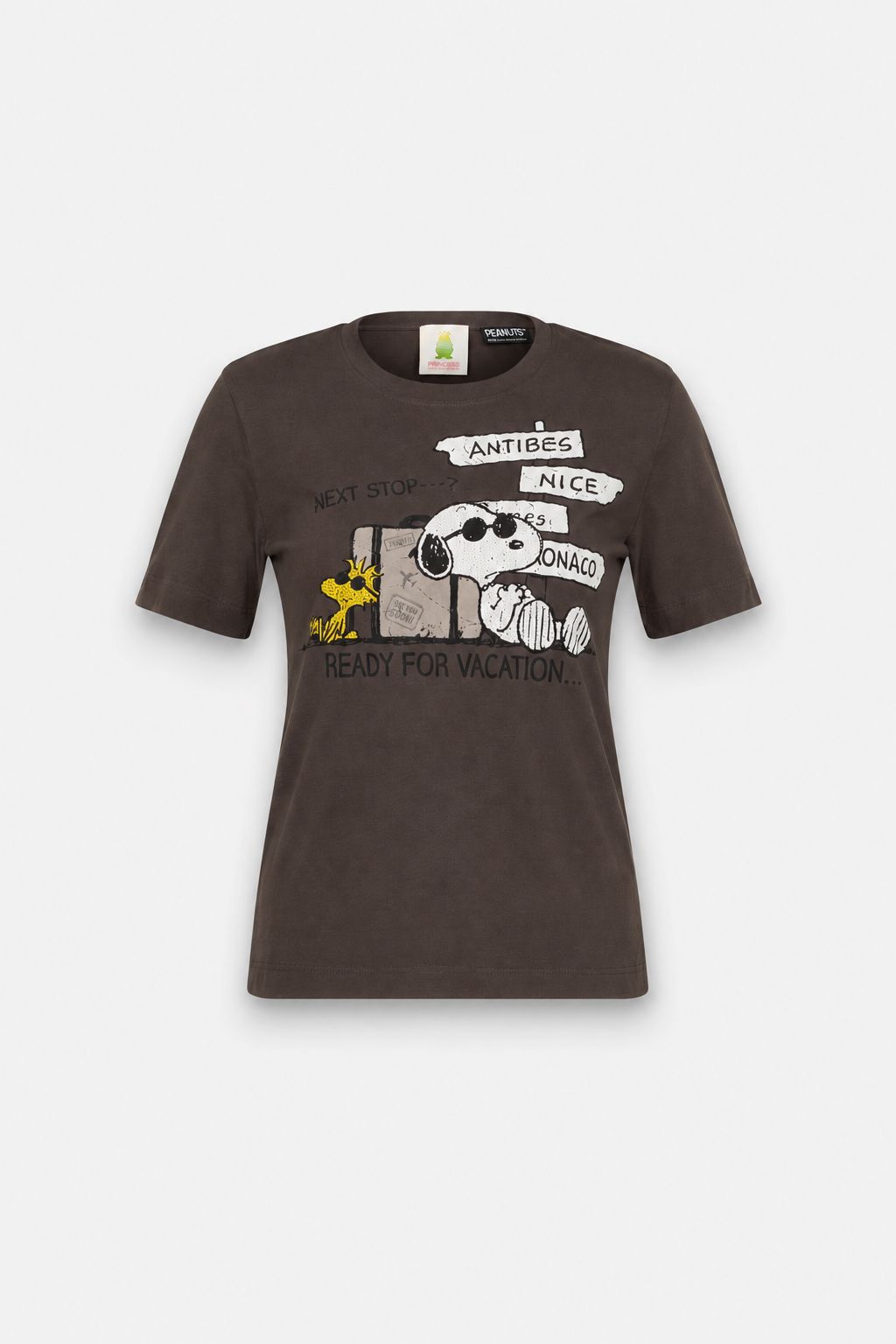 Das dunkelgraue „The Princess Goes Hollywood“-Snoopy-T-Shirt zeigt Snoopy mit Sonnenbrille auf einem Koffer zusammen mit Woodstock, verspielte Texte zum Thema Reisen sowie handgezeichnete Motive. Dieses aus weicher Baumwolle gefertigte T-Shirt in limitierter Auflage versprüht fröhliche Urlaubsstimmung.