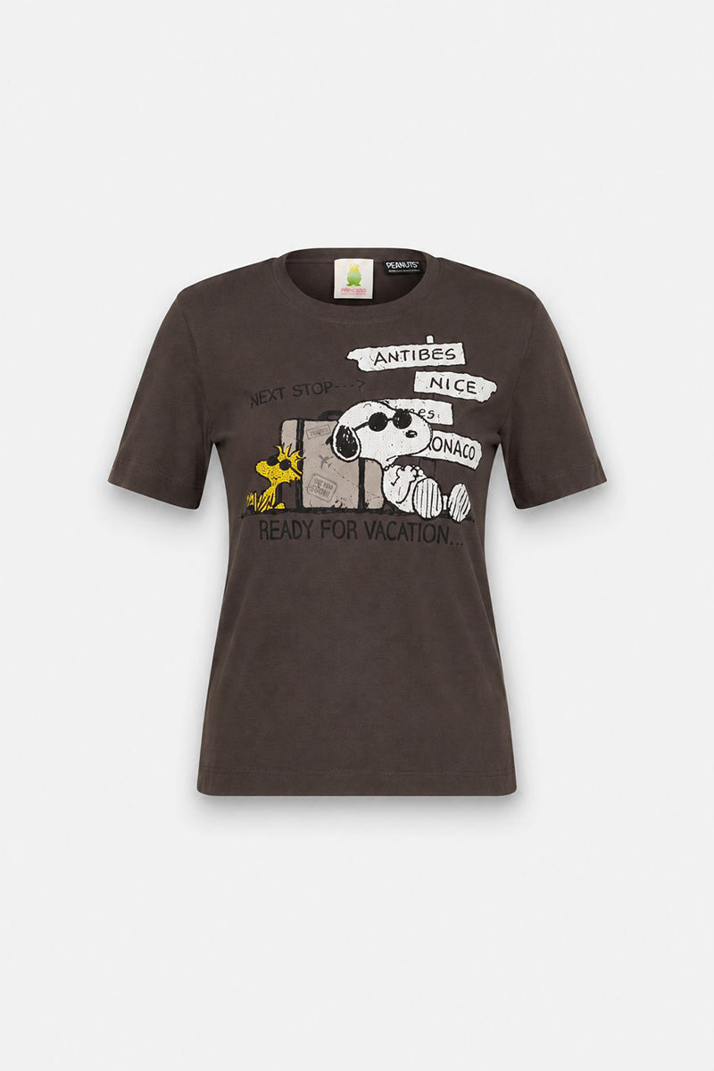 Das Snoopy-T-Shirt „The Princess Goes Hollywood“ in limitierter Auflage in Dunkelgrau zeigt Snoopy mit Sonnenbrille, Woodstock und Koffern mit Urlaubs-Motiven. Es besteht aus weicher Baumwolle und eignet sich ideal für einen lässigen, von Reisen inspirierten Look.