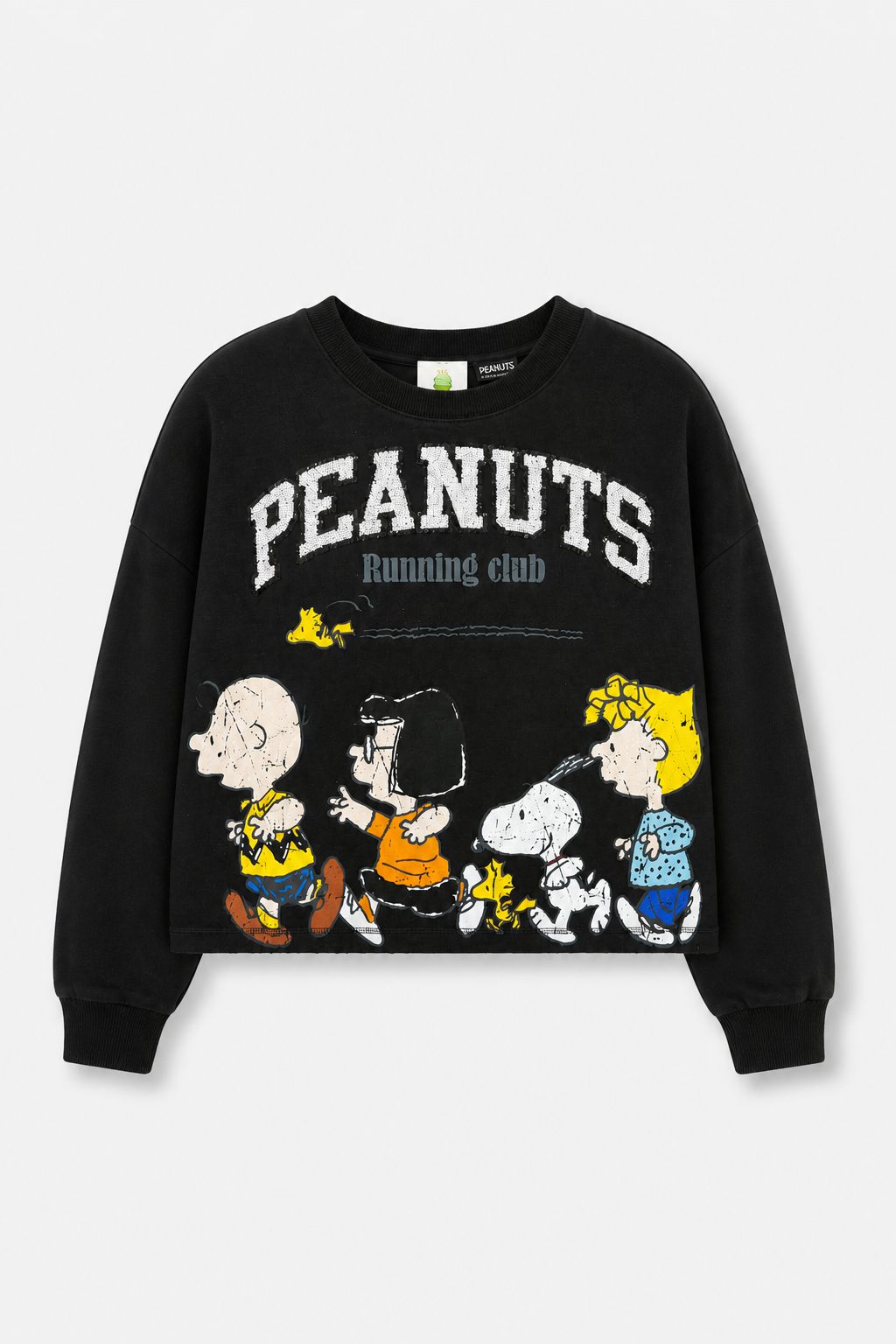 Dieser kuschelige, großzügig geschnittene „Princess Goes Hollywood“-Pullover im Peanuts-Stil ist mit dem Schriftzug „PEANUTS Running Club“ in kräftigem Weiß und Blau verziert und zeigt auf der Brust farbenfrohe Motive von Charlie Brown, Lucy, Snoopy, Woodstock und Sally beim Joggen.
