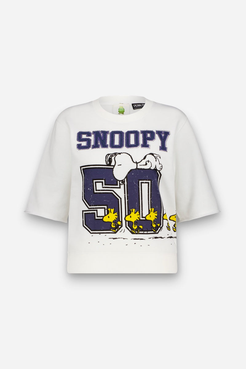 Ein weißes Baumwoll-T-Shirt von Princess Goes Hollywood zeigt eine große marineblaue „50“, auf der Snoopy liegt, sowie Woodstock und drei gelbe Vögel darunter. Darüber ist „SNOOPY“ in fetten marineblauen Buchstaben aufgedruckt. Das Shirt hat eine lockere Passform und weite Ärmel.