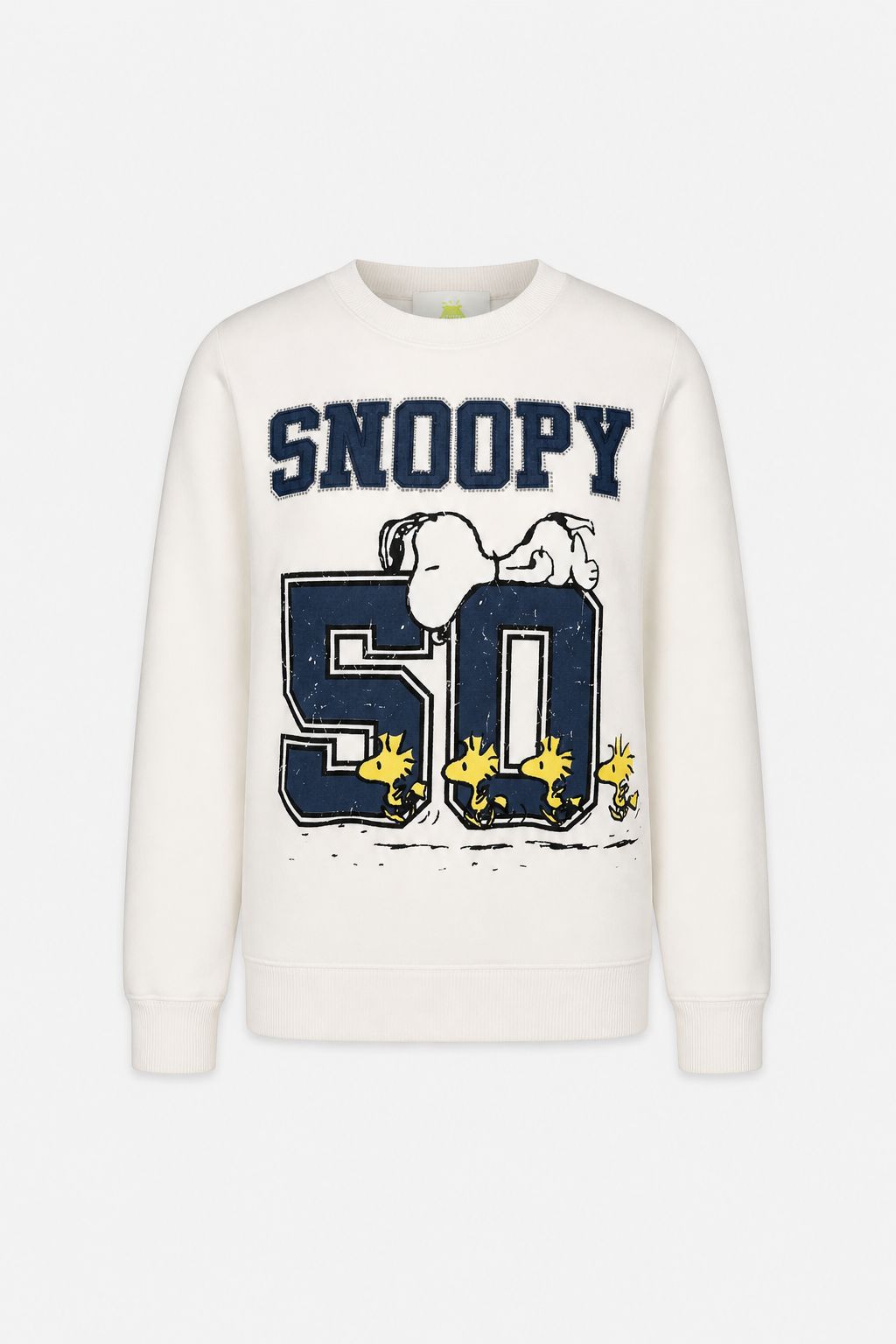 Feiern Sie Snoopys 50-jähriges Jubiläum mit diesem Sweatshirt aus der limitierten Auflage „Princess Goes Hollywood“. Es ist aus weicher Baumwolle gefertigt und besticht durch auffällige Schriftzüge in Marineblau sowie eine verspielte Cartoon-Darstellung von Snoopy und Woodstock, die ihm den Charme eines Sammlerstücks verleihen.