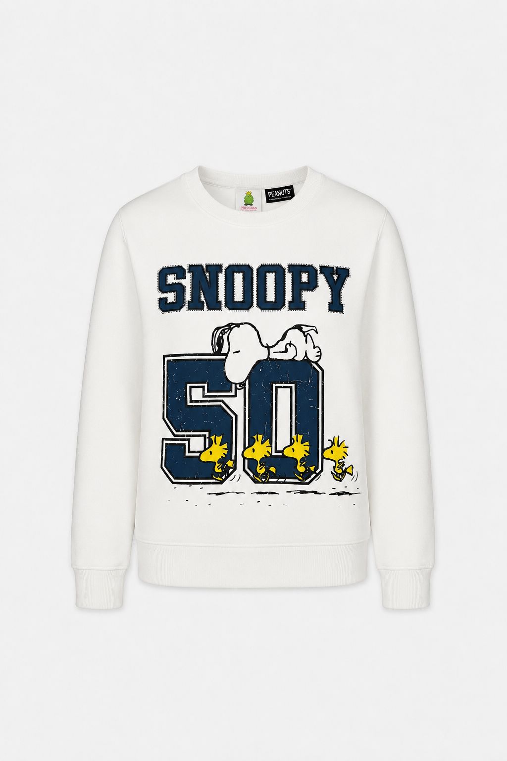 Der Snoopy-Sweater aus Baumwolle in der limitierten Auflage „The Princess Goes Hollywood“ zeigt den Schriftzug „SNOOPY“ in kräftigem Marineblau über einer großen marineblauen „50“, wobei Snoopy und vier Woodstocks auf und um die Zahl herum abgebildet sind. Mit langen Ärmeln und Rundhalsausschnitt für hohen Tragekomfort.