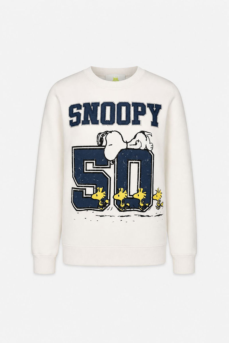 Dieser Snoopy-Sweater aus der limitierten Auflage „Princess Goes Hollywood“ besticht durch einen auffälligen blauen „SNOOPY“-Schriftzug und eine große „50“ mit Snoopy und Woodstock, die das 50-jährige Jubiläum von „Peanuts“ feiern. Hergestellt aus weicher Baumwolle für hohen Tragekomfort.