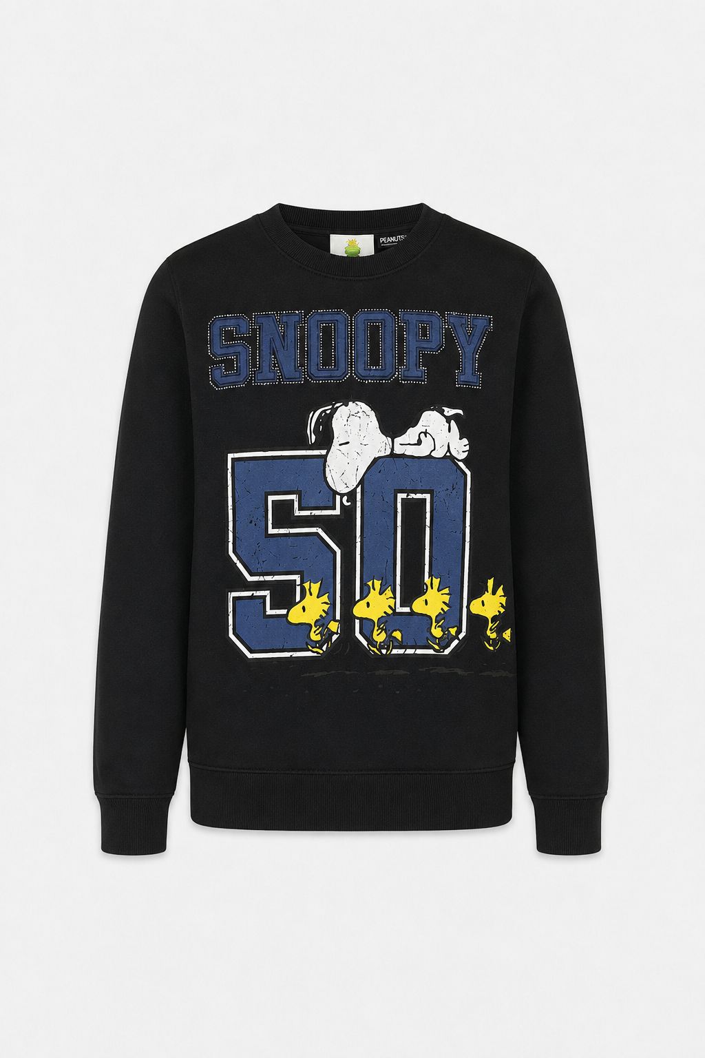 Der Snoopy-Sweater „The Princess Goes Hollywood“ in limitierter Auflage aus schwarzer Baumwolle zeigt auf weißem Hintergrund einen auffälligen blau-weißen „Snoopy 50“-Schriftzug, Snoopy, der auf der Zahl liegt, sowie vier gelbe Woodstock-Figuren darunter.