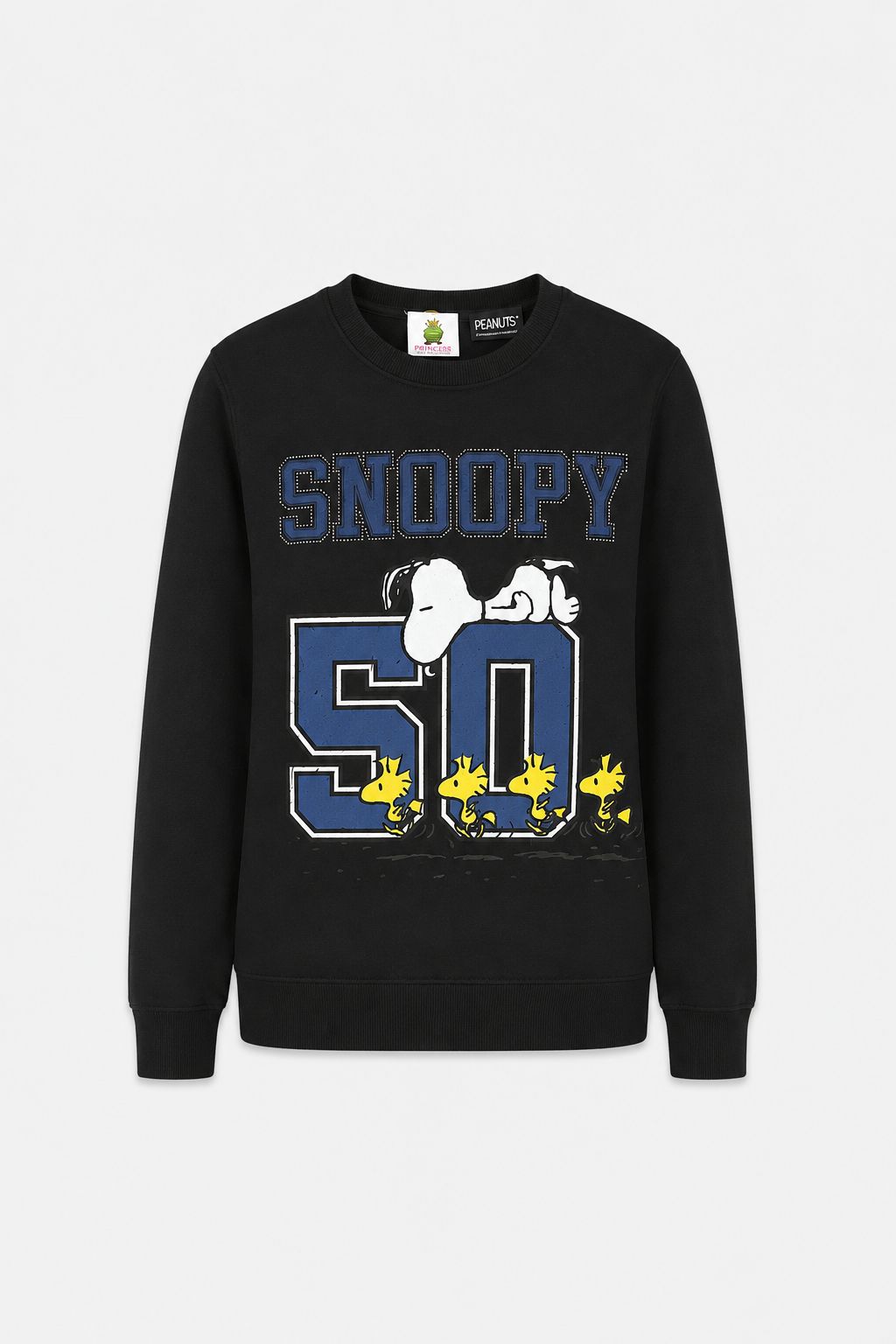 Princess Goes Hollywood Limited Edition Snoopy-Pullover in Schwarz: Oben ist „SNOOPY“ in blauer Kontur zu sehen, darunter liegt Snoopy auf einer großen blauen „50“, darunter vier kleine gelbe Woodstocks. Aus weicher Baumwolle gefertigt.