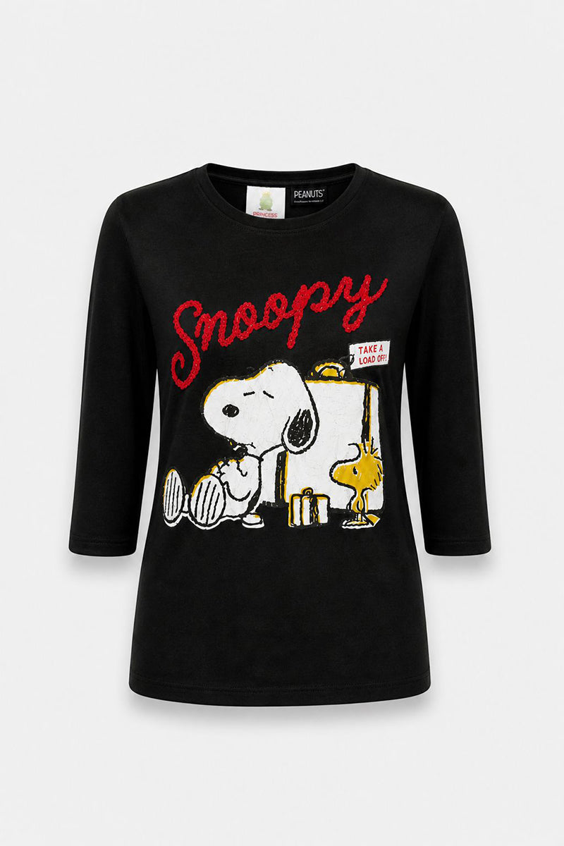 Dieses Snoopy-Shirt „Princess Goes Hollywood“ in limitierter Auflage ist ein schwarzes Langarm-Oberteil aus Baumwolle, auf dem Snoopy zusammen mit Woodstock auf seiner roten Hundehütte schläft, daneben ein Schild mit der Aufschrift „TAKE A LOAD OFF“ sowie ein auffälliger roter Schriftzug – für einen gemütlichen, stilvollen Look.