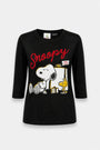 Dieses Snoopy-Shirt „Princess Goes Hollywood“ in limitierter Auflage ist ein schwarzes Langarm-Oberteil aus Baumwolle, auf dem Snoopy zusammen mit Woodstock auf seiner roten Hundehütte schläft, daneben ein Schild mit der Aufschrift „TAKE A LOAD OFF“ sowie ein auffälliger roter Schriftzug – für einen gemütlichen, stilvollen Look.