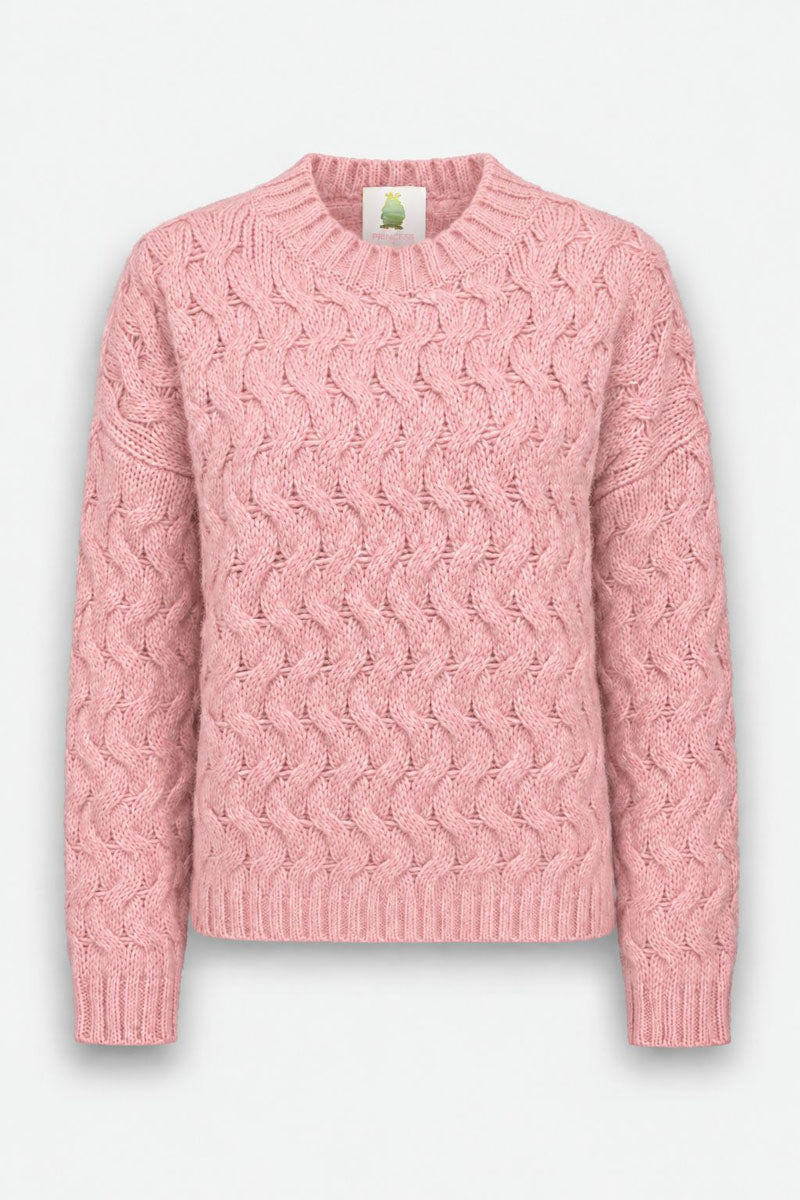 Ein altrosa, langärmeliger Strickpullover von Grober mit Rundhalsausschnitt und durchgängigem Zopfmuster. Das Kleidungsstück zeichnet sich durch ein dickes, vertikales Zopfmuster aus, das sich über die gesamte Vorderseite und die Ärmel erstreckt und sich von einem einfarbigen hellgrauen Hintergrund abhebt.