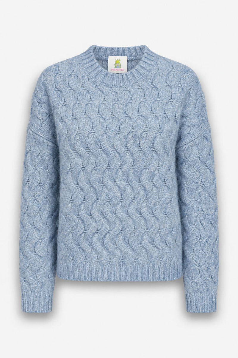 Ein hellblauer, langärmeliger Pullover im Zopfmuster mit geripptem Kragen, gerippten Bündchen und geripptem Saum. Auf dem Etikett im Nacken steht Princess zusammen mit einem Kronensymbol. Dieser locker sitzende Pullover besticht durch ein klassisches vertikales Muster.