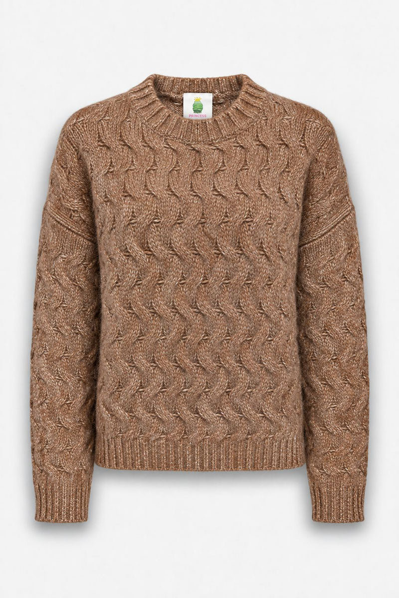 Ein brauner Strickpullover im Zopfmuster mit Rundhalsausschnitt und gerippten Bündchen. Dieser Strickpullover von Grober besticht durch ein strukturiertes Diagonalmuster und ein kleines Markenetikett am Kragen, das sich vor einem schlichten weißen Hintergrund abhebt.