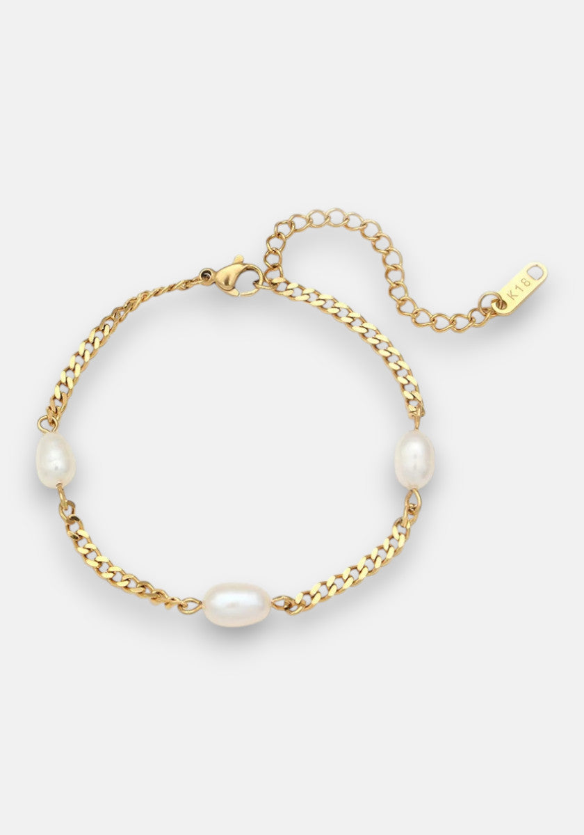 A delicate vergoldetes Armband by Princess Goes Hollywood with 18K Goldbeschichtung, three evenly spaced Süsswasserperlen, lobster clasp, and an adjustable “KLS” engraved extension chain lies flat on a plain light background.