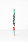 A Princess Goes Hollywood Kugelschreiber stands upright against a white background, featuring gold accents and a blue floral design with birds and “PENNIC” at the bottom—an elegant match for your 2026 Terminplaner or Notiz.