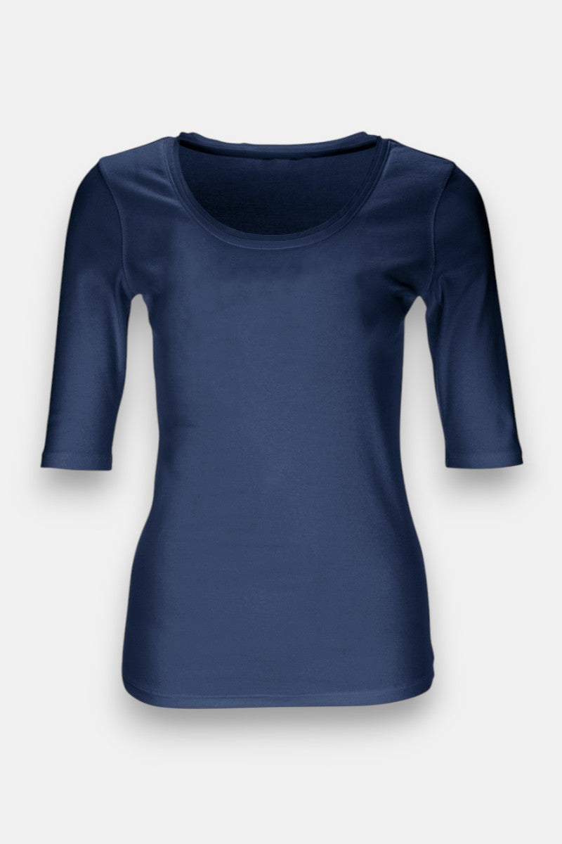 Einfarbig navyblaues, tailliertes Shirt aus Baumwolle für Damen von Princess Goes Hollywood mit bequemen 3/4-Arm-Ärmeln und Rundhalsausschnitt. Auf weißem Grund hat es eine glatte Textur ohne sichtbare Muster oder Logos.