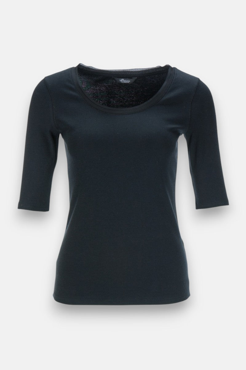 Ein schlichtes schwarzes Damen-Shirt von Princess Goes Hollywood mit 3/4-Arm-Ärmeln und Rundhalsausschnitt ist auf weißem Hintergrund abgebildet. Das Baumwollshirt hat keine sichtbaren Muster, Logos oder Verzierungen.