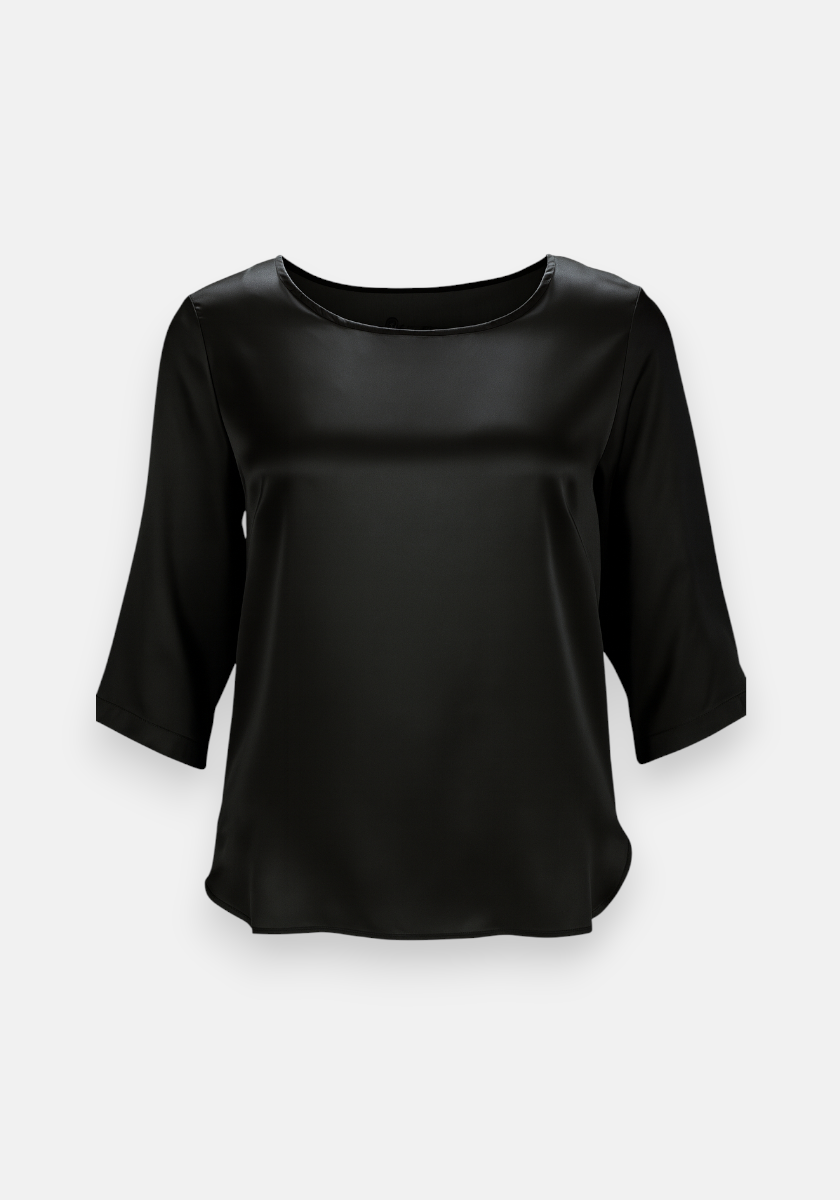 Eine schlichte schwarze Satinbluse von Princess Goes Hollywood mit 3/4-Ärmeln und Rundhalsausschnitt, abgebildet auf einem hellgrauen Hintergrund. Die Bluse hat eine lockere Passform und eine glatte, glänzende Oberfläche.