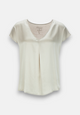 A short-sleeved, cream Seidentop by Princess Goes Hollywood with V-Ausschnitt and central pleat. The soft, slightly shiny fabric adds luxury, while the gently rounded hem completes the elegant look. Displayed on a white background.