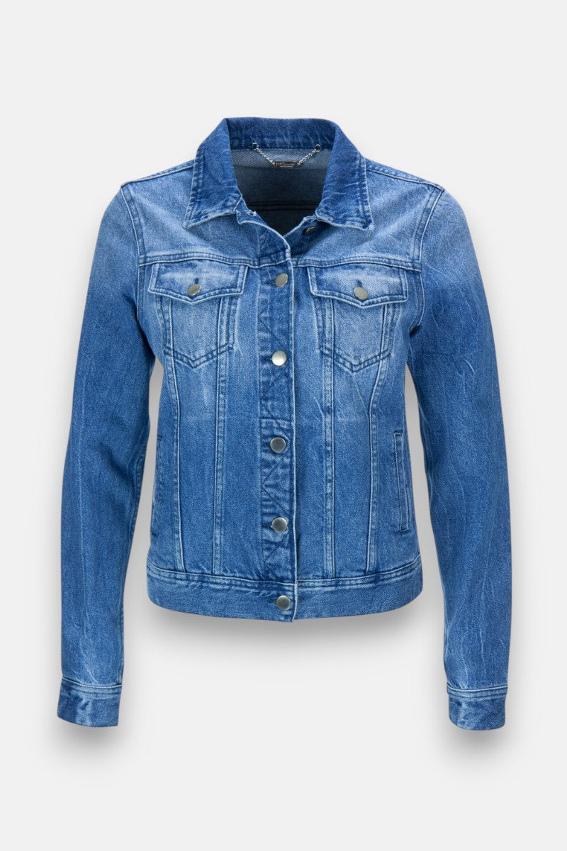 Princess Goes Hollywood präsentiert eine klassische blaue Jeansjacke mit Hemdkragen, langen Ärmeln, silbernen Knöpfen auf der Vorderseite, zwei Brusttaschen mit Knopfverschluss, vertikalen Nähten für einen taillierten Look und einer dezent verblassten Waschung aus Baumwollstoff mit sichtbaren Nähten.