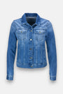 Princess Goes Hollywood präsentiert eine klassische blaue Jeansjacke mit Hemdkragen, langen Ärmeln, silbernen Knöpfen auf der Vorderseite, zwei Brusttaschen mit Knopfverschluss, vertikalen Nähten für einen taillierten Look und einer dezent verblassten Waschung aus Baumwollstoff mit sichtbaren Nähten.