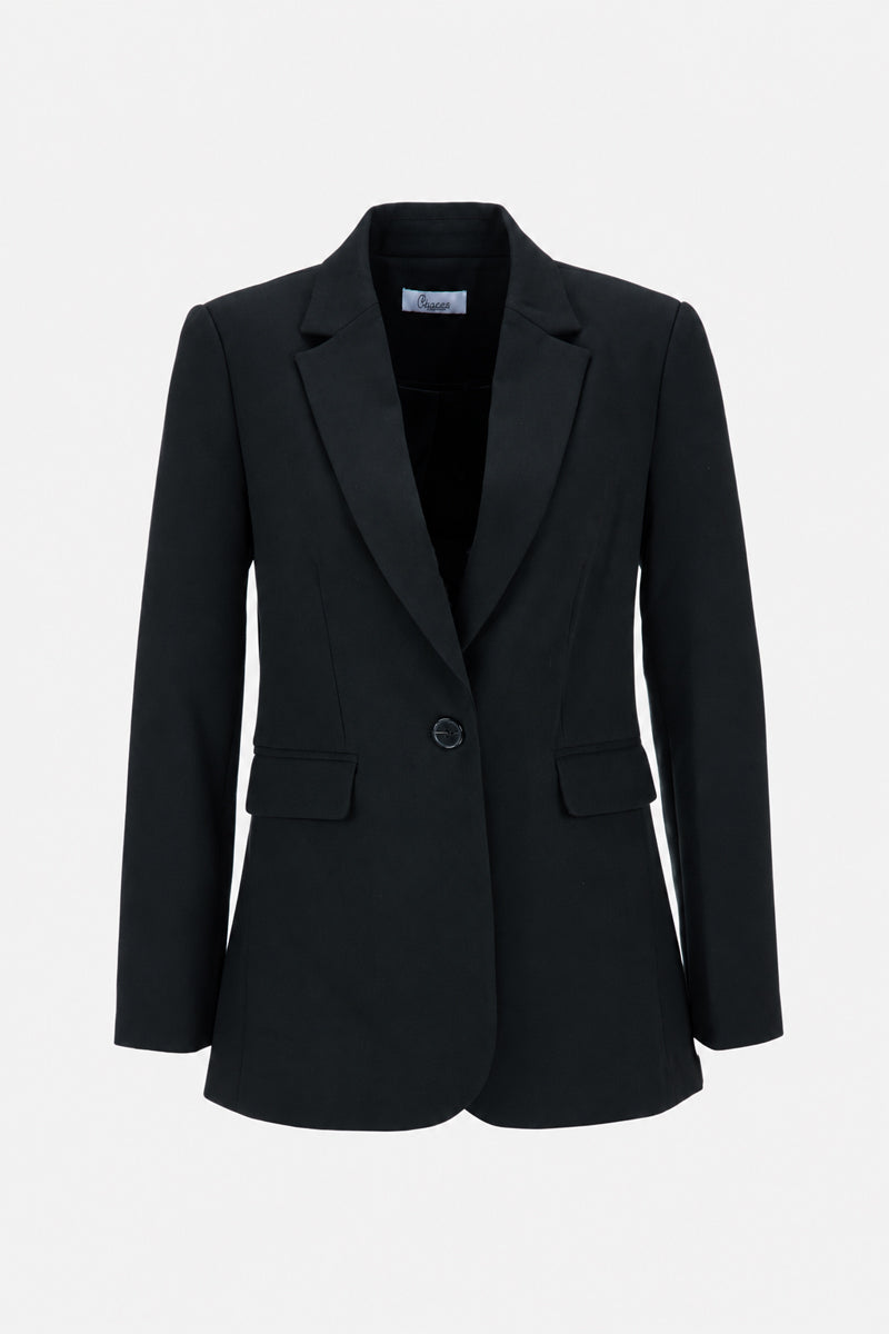 Ein klassischer schwarzer, figurbetonter Blazer mit einem einzigen Knopf vorne, gekerbtem Revers und zwei Pattentaschen vorne, präsentiert vor einem schlichten weißen Hintergrund. Der Blazer ist aus einem dehnbaren Webstoff gefertigt, der für Tragekomfort und Bewegungsfreiheit sorgt, und zeichnet sich durch einen schmalen Schnitt für eine strukturierte Passform, lange Ärmel und ein sichtbares schwarzes Innenfutter aus.