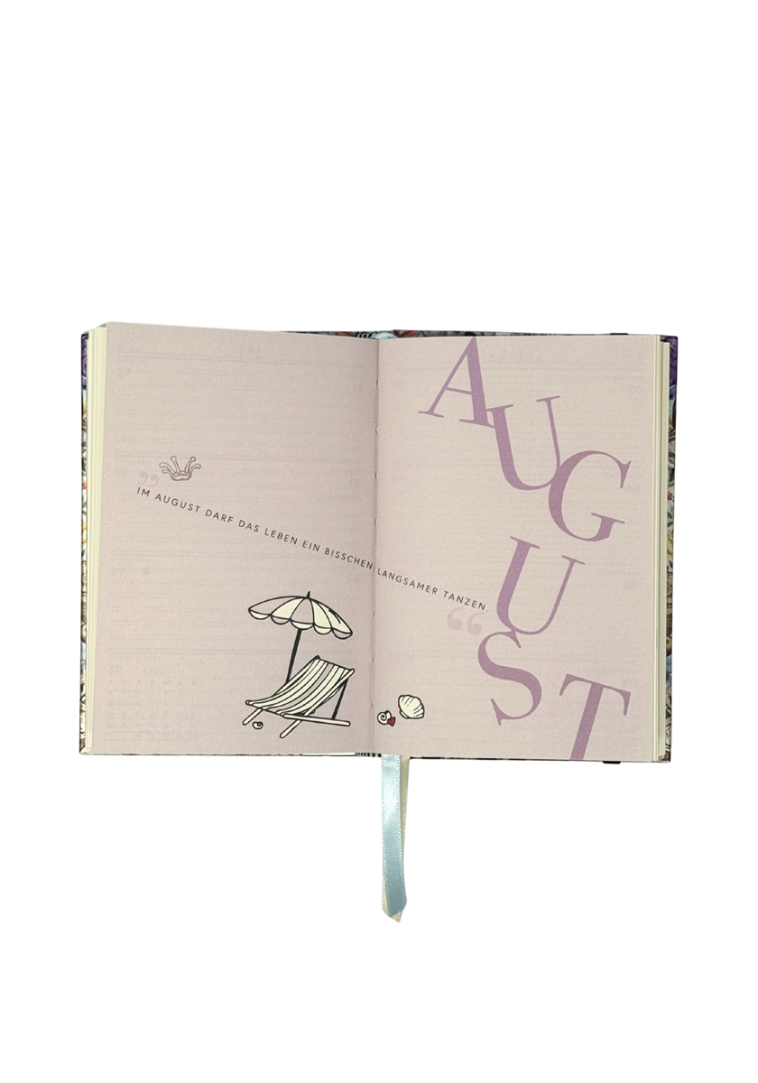 An open book by Princess Goes Hollywood shows “AUGUST” on a pale purple page with the German quote, &quot;Im August darf das Leben ein bisschen langsamer tanzen,&quot; above a beach scene—ideal for your Jahresplaner 2026 or Wochenplaner.