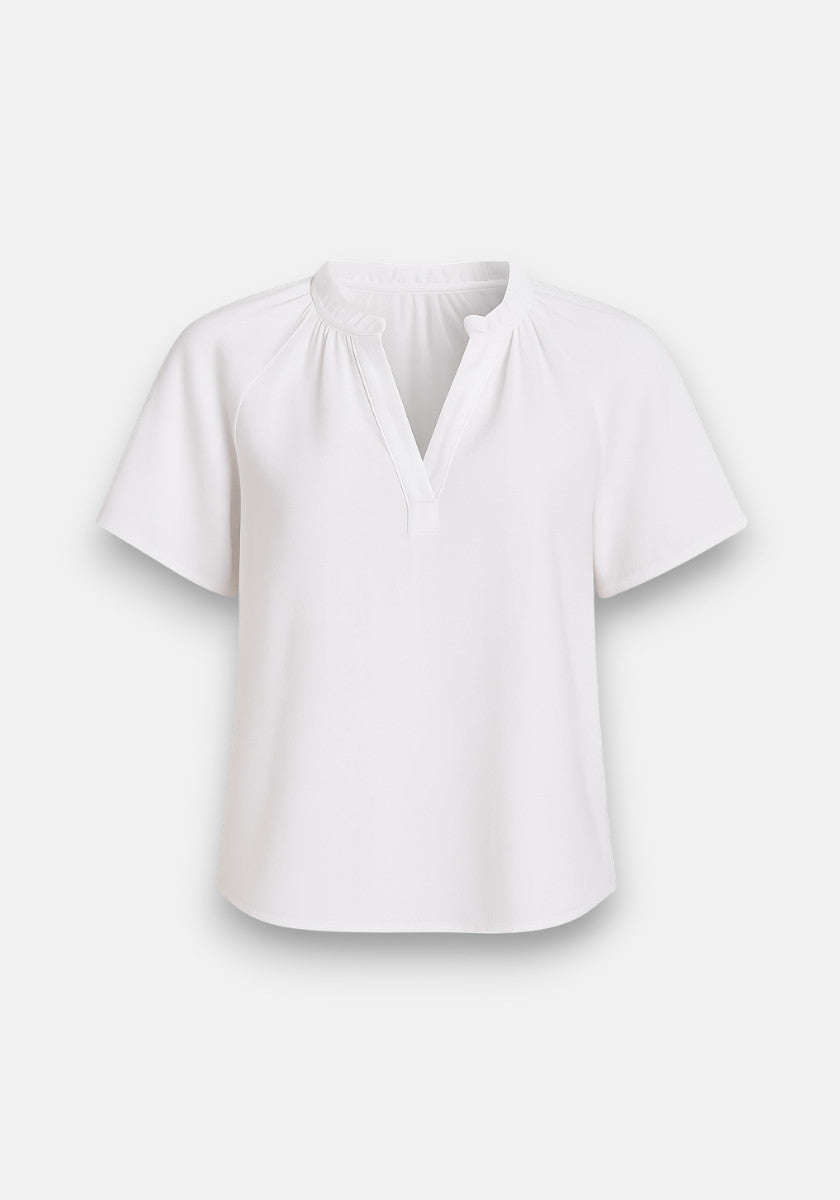 Die Bella Dahl Bluse aus 100% Lyocell hat kurze Ärmel, V-Ausschnitt und einen dezent gerafften Kragen. Dank geschwungenem Saum und glattem, leichtem Material wirkt sie entspannt – perfekt für helle Hintergründe.