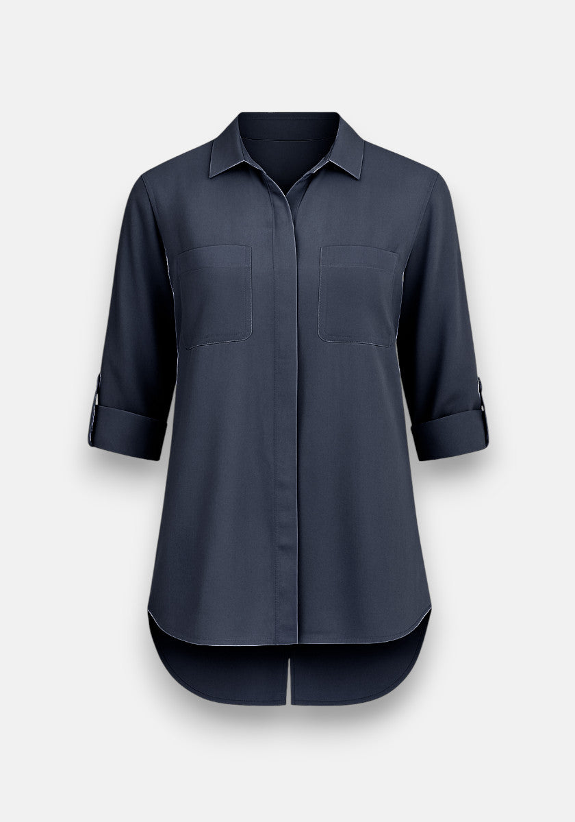 A navy blue Bella Dahl Denimoptik Hemd in 100% Lyocell has long sleeves rolled to the elbows, two Brusttaschen, a classic collar, and a curved high-low hem. Shown against a plain white background.
