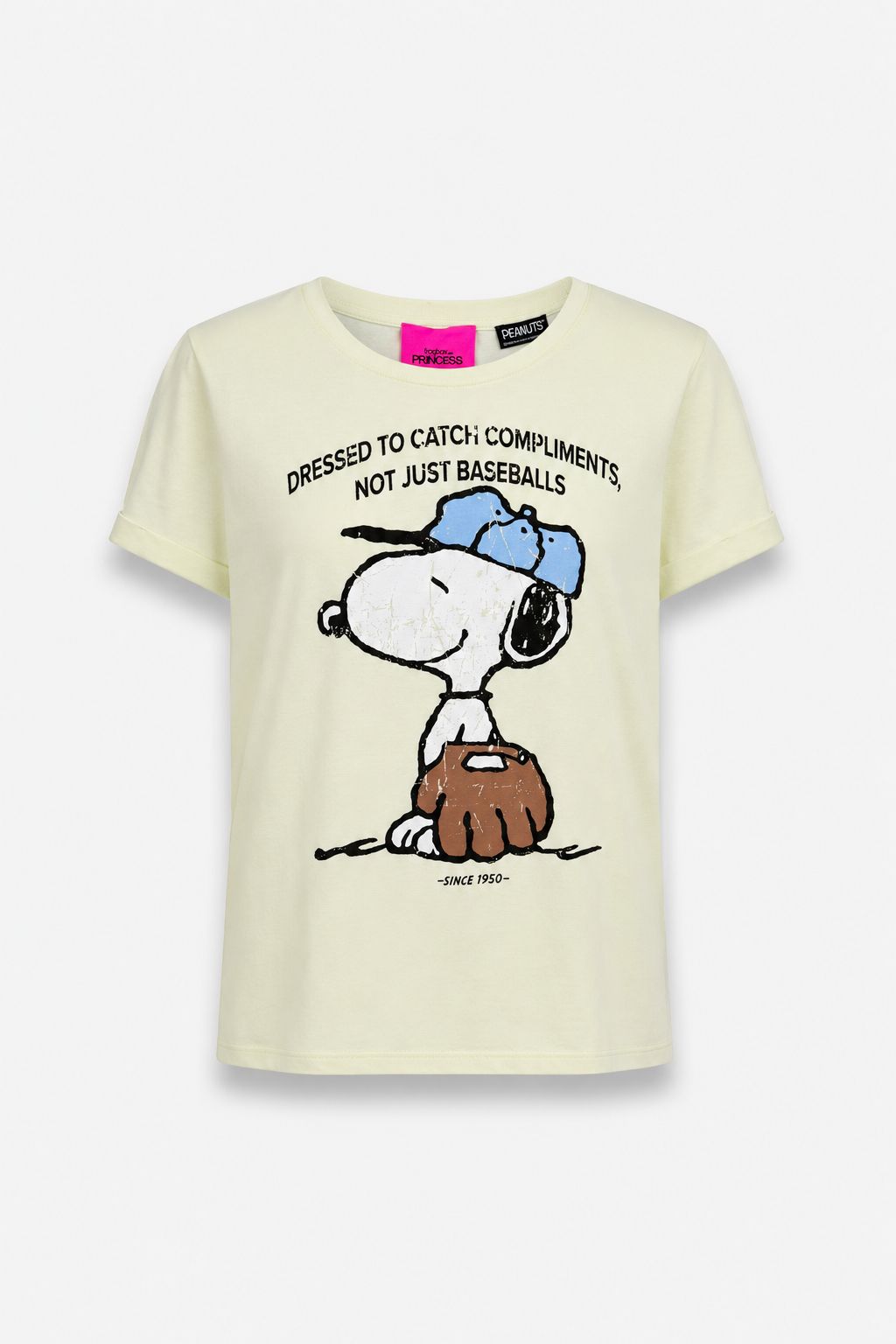 Dieses hellgelbe T-Shirt der limitierten Auflage „Frogbox by Princess“ zeigt Snoopy mit blauer Sonnenbrille und einem Baseballhandschuh, darüber den verspielten Schriftzug „DRESSED TO CATCH COMPLIMENTS, NOT JUST BASEBALLS“ und darunter „SINCE 1950“.