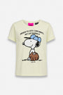 Dieses hellgelbe T-Shirt der limitierten Auflage „Frogbox by Princess“ zeigt Snoopy mit blauer Sonnenbrille und einem Baseballhandschuh, darüber den verspielten Schriftzug „DRESSED TO CATCH COMPLIMENTS, NOT JUST BASEBALLS“ und darunter „SINCE 1950“.