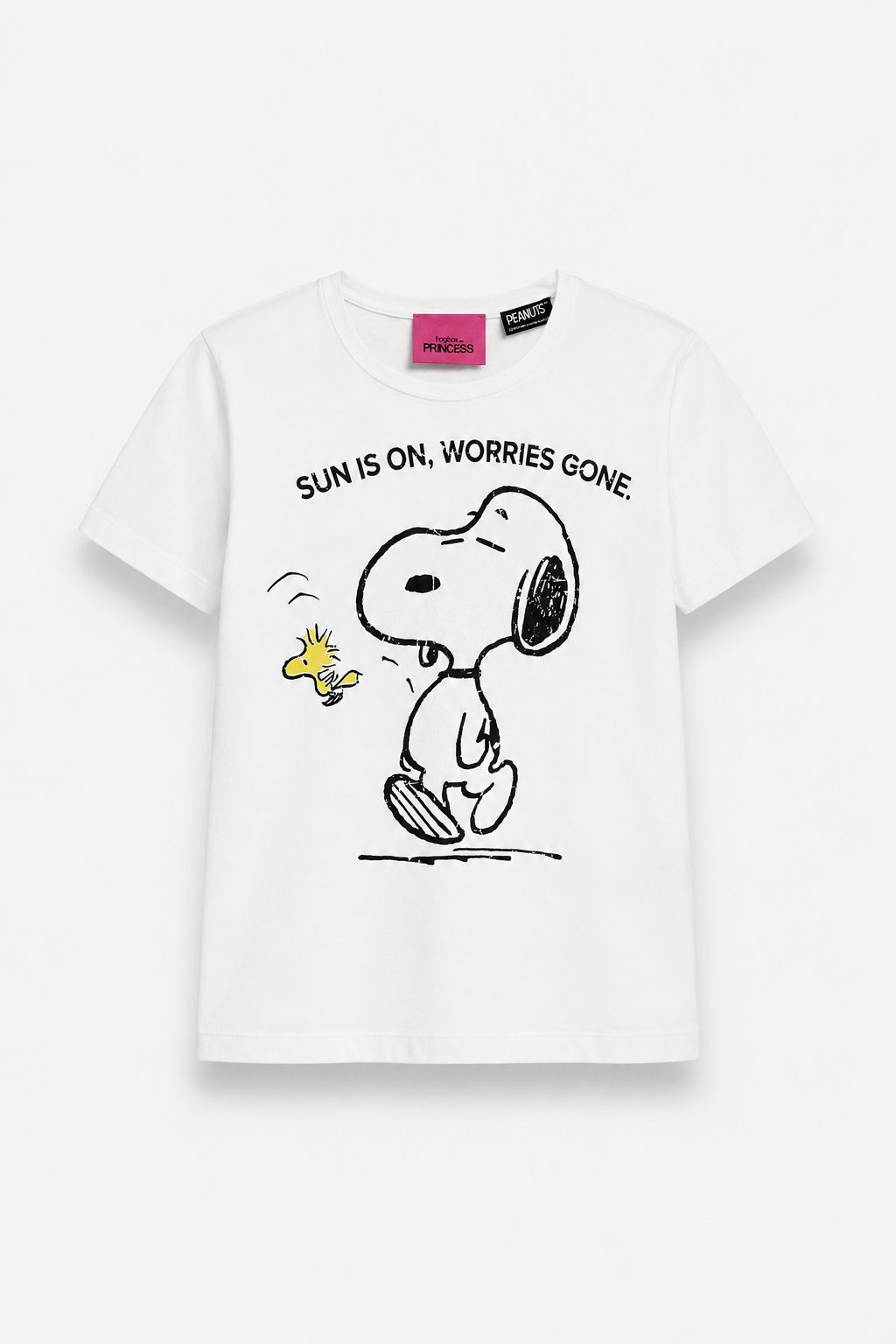 Dieses T-Shirt „Frogbox“ in limitierter Auflage von Princess Snoopy aus weicher Baumwolle zeigt eine schwarze Umrisszeichnung von Snoopy und Woodstock mit der Aufschrift „SUN IS ON, WORRIES GONE“ darüber sowie ein rosa Nackenetikett – alles auf einem schlichten weißen Hintergrund.